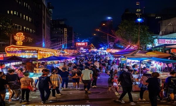 北京三里屯商圈夜市探访现场，灯光璀璨人流涌动，国产探花团队深入人群记录真实声音